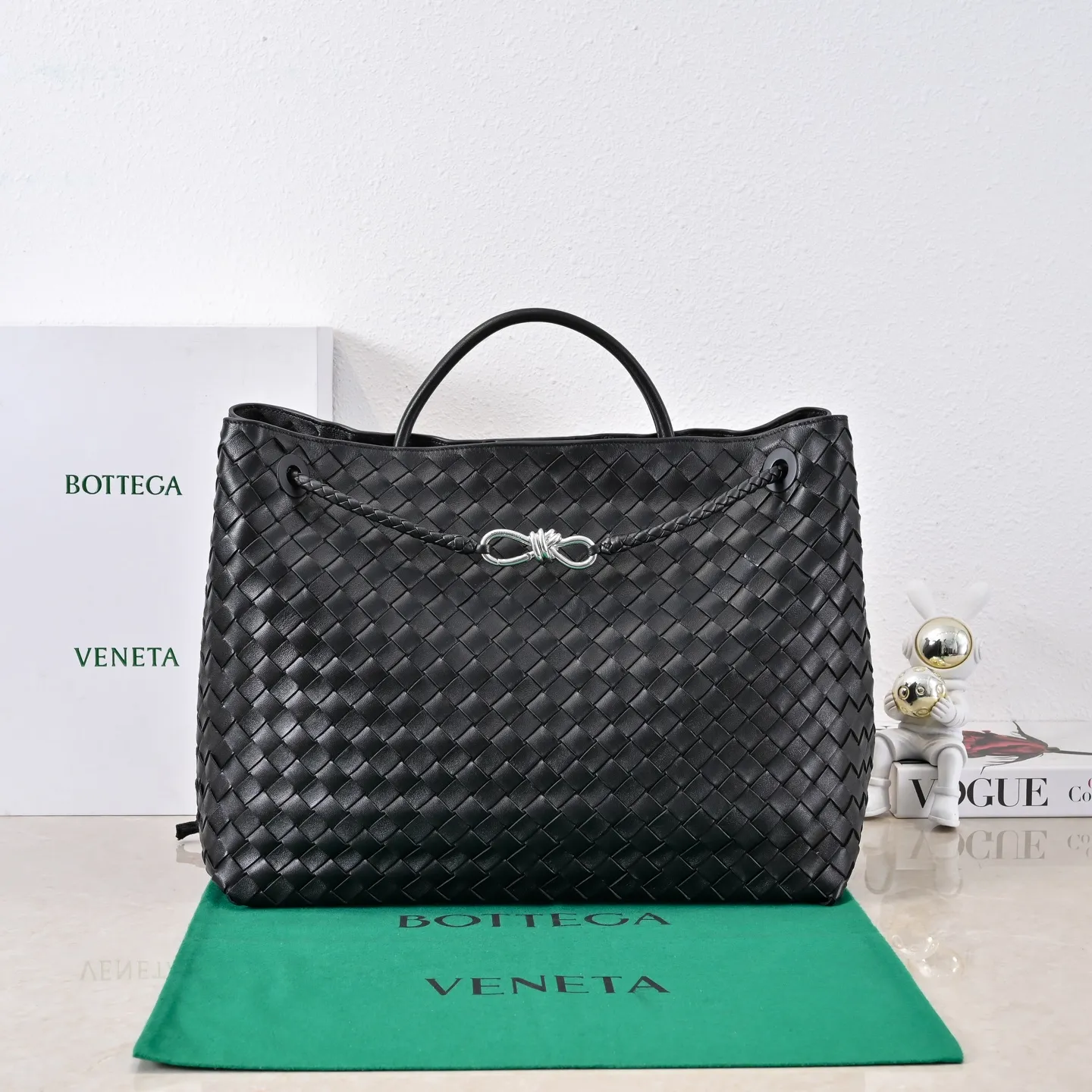 Batch 3760 #Bottega Veneta 2023 spring and summer new Andiamo handbag, many stars have the same style 🎈 Classic full-body leather weaving with golden knot buckle, stable and chic enough [satisfied] The whole body is made of Nappa sheep leather, comfortable, soft and dynamic. The sliding metal knot buckle can adjust the shoulder strap, single shoulder/handbag/crossbody, multiple carrying methods, large bag capacity, suitable for commuting/daily/traveling This bag is divided into small/medium/large sizes. There is always one that suits you, so take it with you🎀🎀 Size: 45*22*34 Model: 5543#